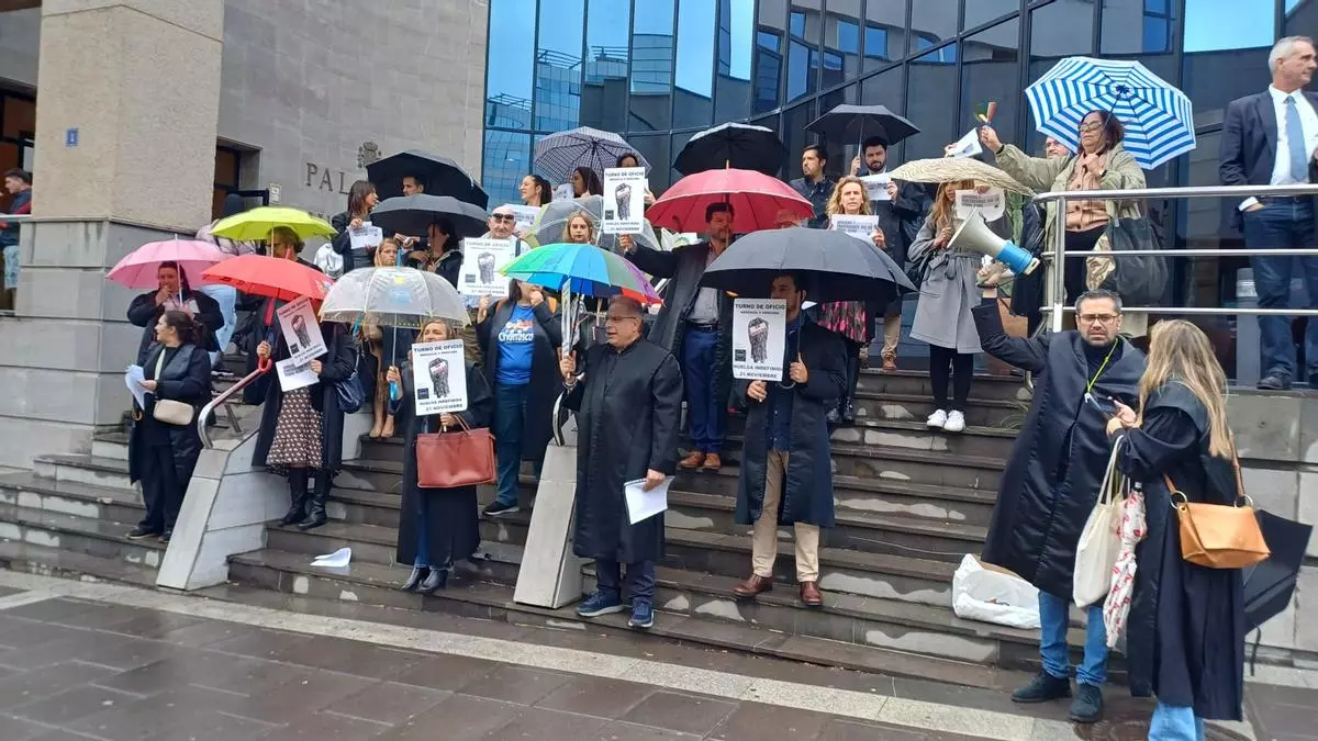 Abogados y procuradores del turno de oficio piden regular su relación con la Administración