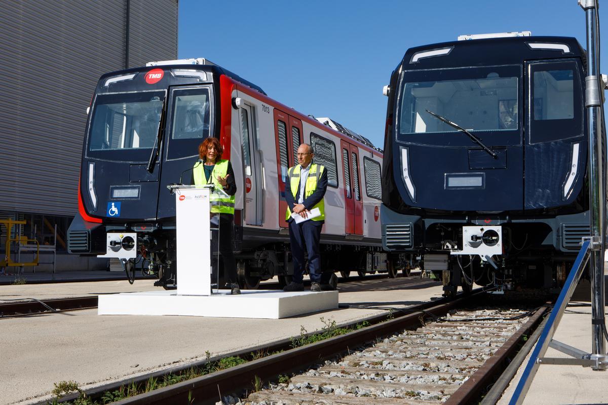 Laia Bonet, junto a dos trenes del metro de Barcelona en construcción, en su visita a la factoría de Alstom.