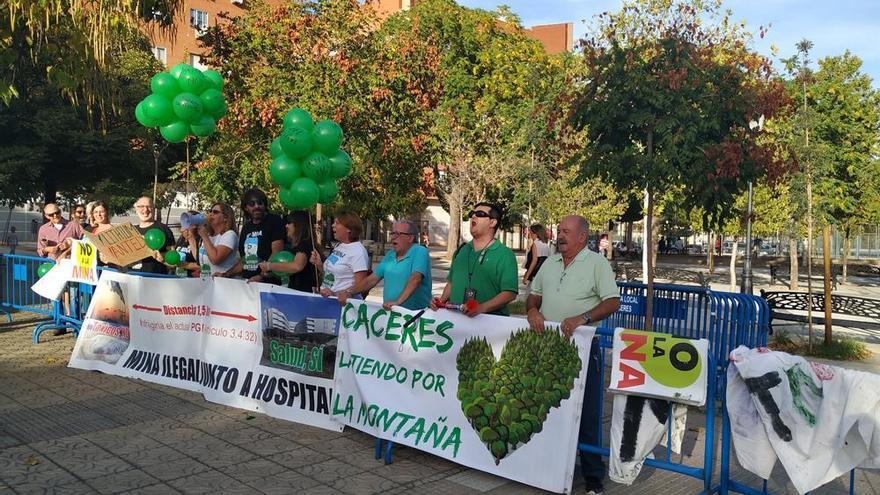 Salvemos la Montaña protesta por el proyecto de la mina ante Pedro Sánchez