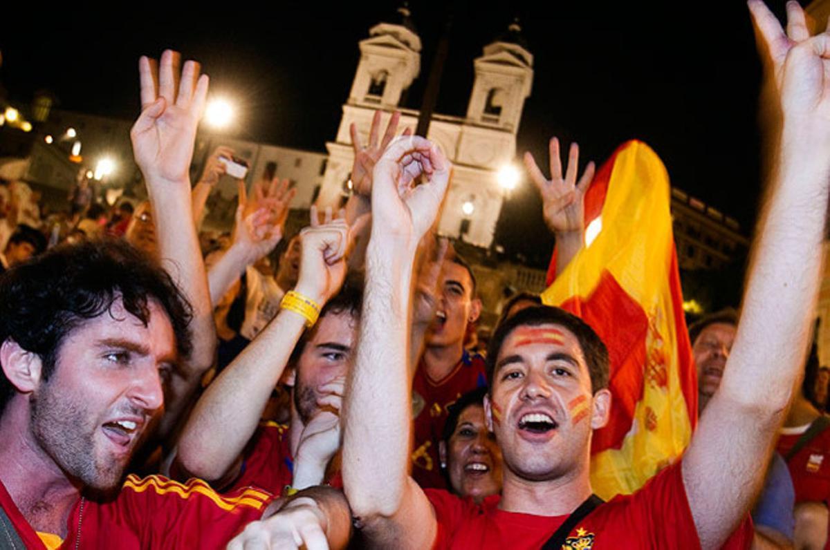 Seguidors espanyols celebren la victòria dels nois de Del Bosque, a la Piazza di Spagna, a Roma.