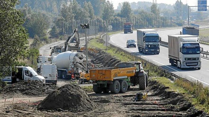 La construcció d&#039;un mur al voltant del campament ha revifat la tensió