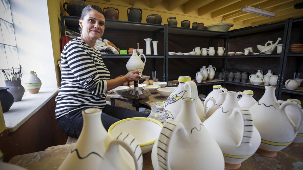 Verónica Rodríguez, con algunas de las piezas en el taller.