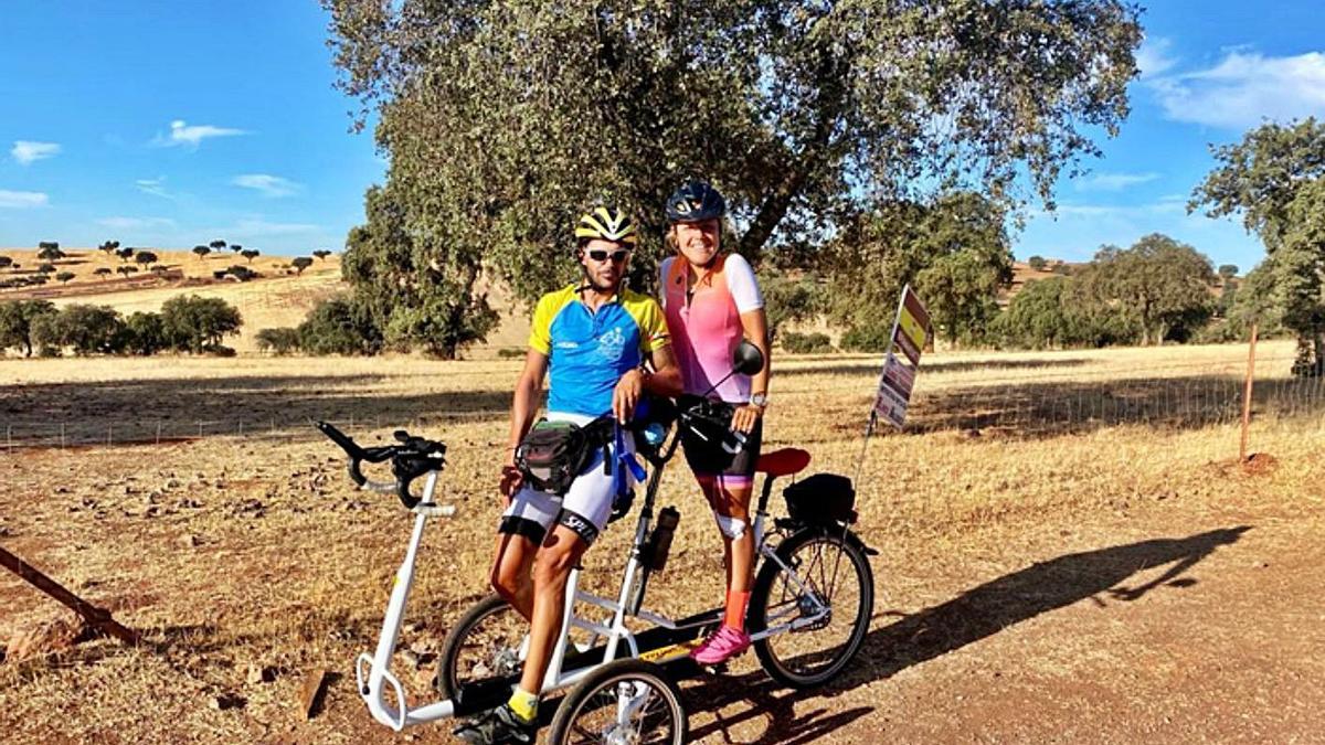 Iván Bragado con Miriam en una de la etapas del Camino de Santiago. | Cedida