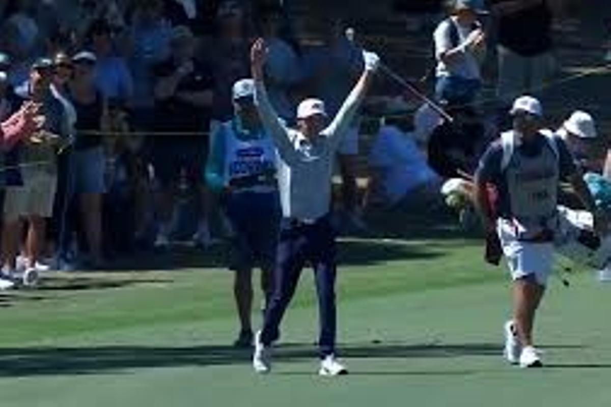 David Puig celebra con su caddie el segundo golpe en el par 5 que acabó dentro del hoyo