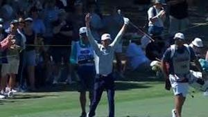 David Puig celebra con su caddie el segundo golpe en el par 5 que acabó dentro del hoyo