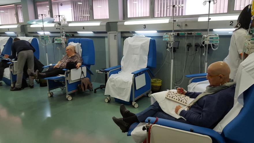 Pacients rebent tractament a l&#039;hospital de dia de l&#039;ICO a Girona