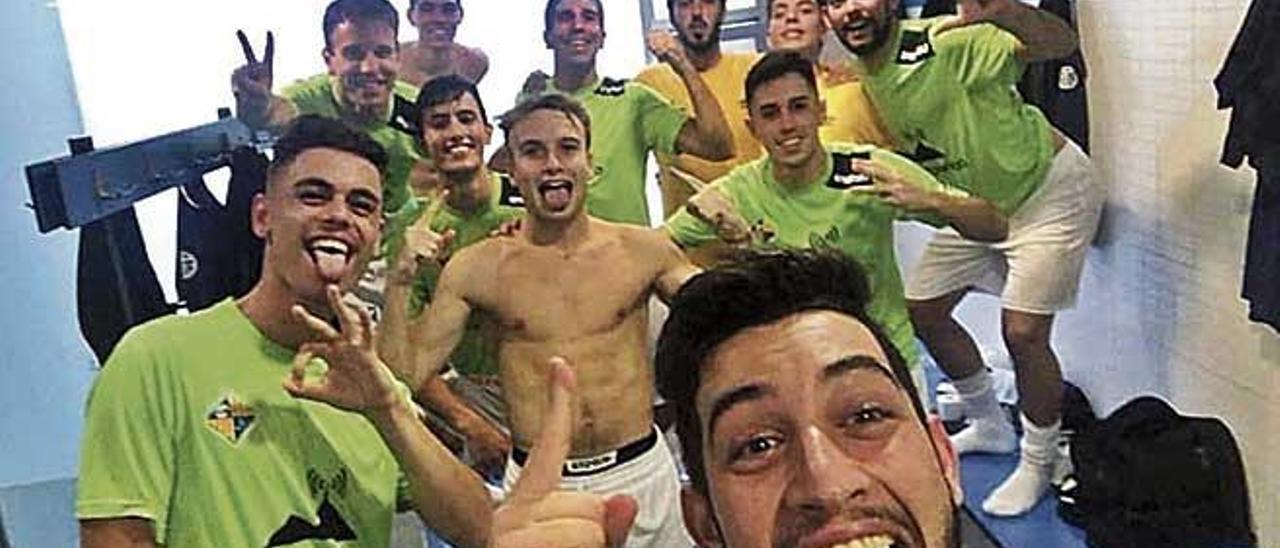 La plantilla del ETB Calvià celebra el título de campeón de Liga en la Tercera de futsal.