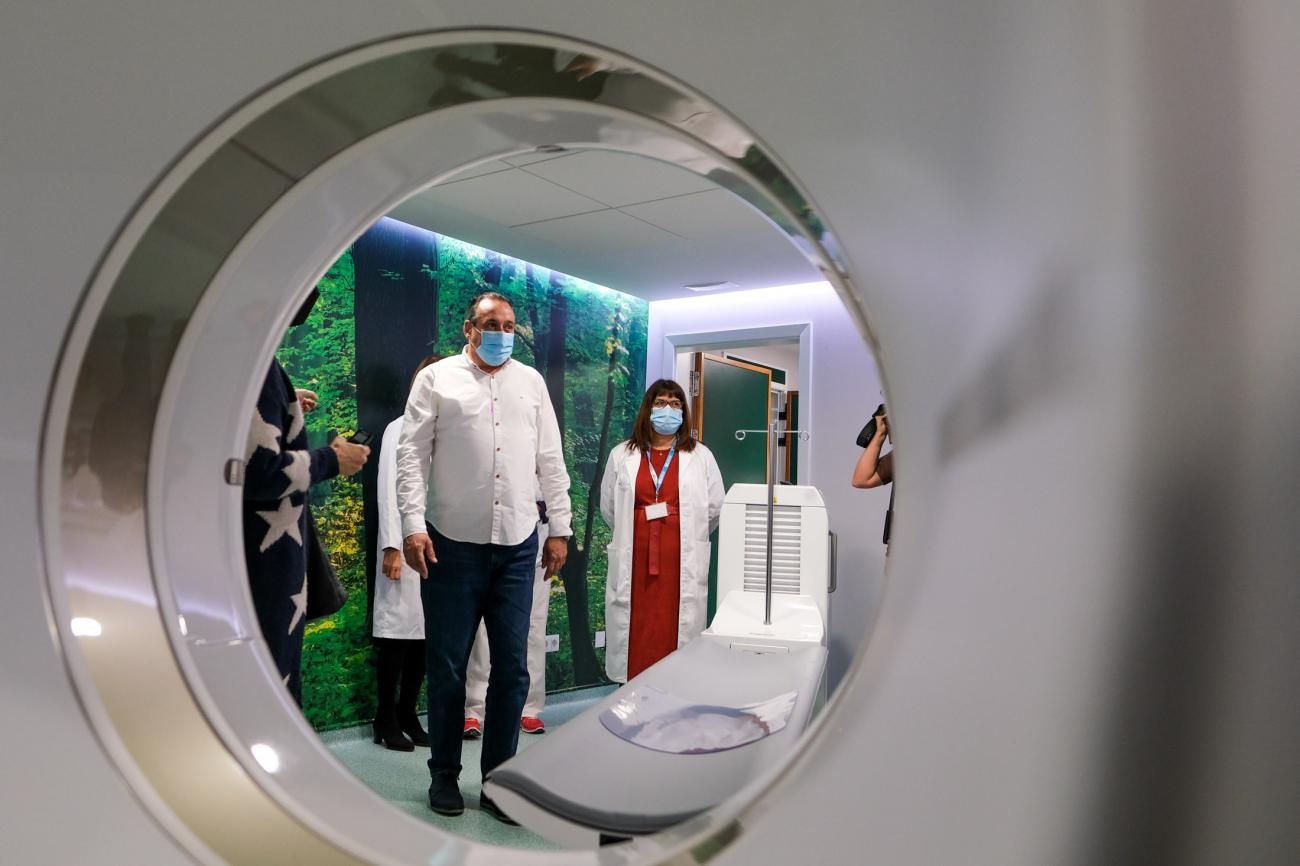 El consejero de Sanidad visita el nuevo equipo de tomografía por emisión de positrones