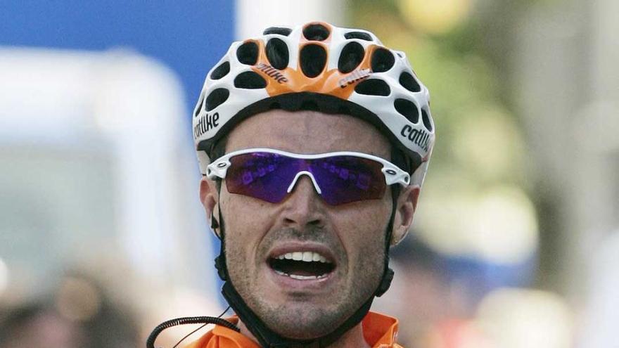 Samuel Sánchez celebra un triunfo en su época en el Euskaltel.