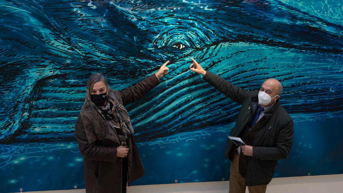 Elena Vecino, con Feliciano Ferrero en una exposición sobre el ojo de la ballena