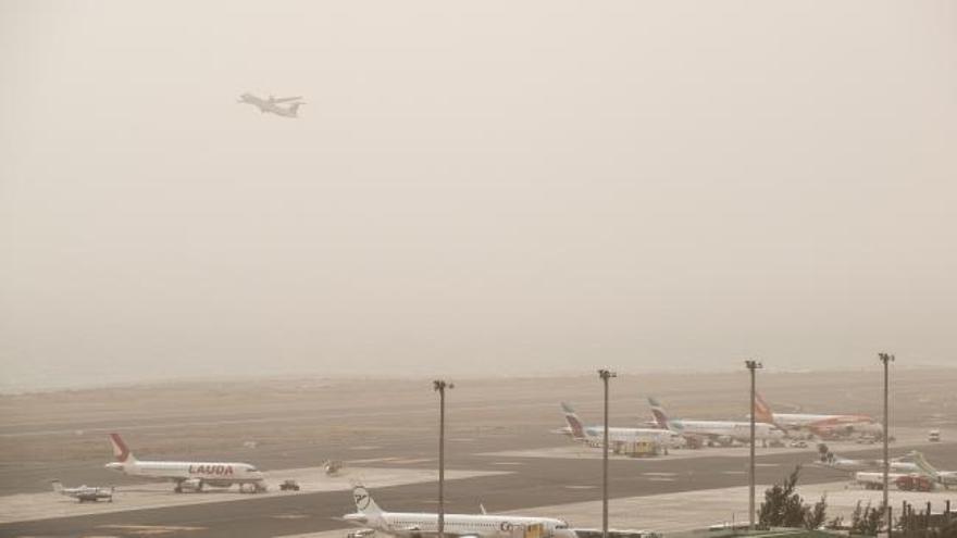 El temporal de viento y calima provoca el caos en Canarias