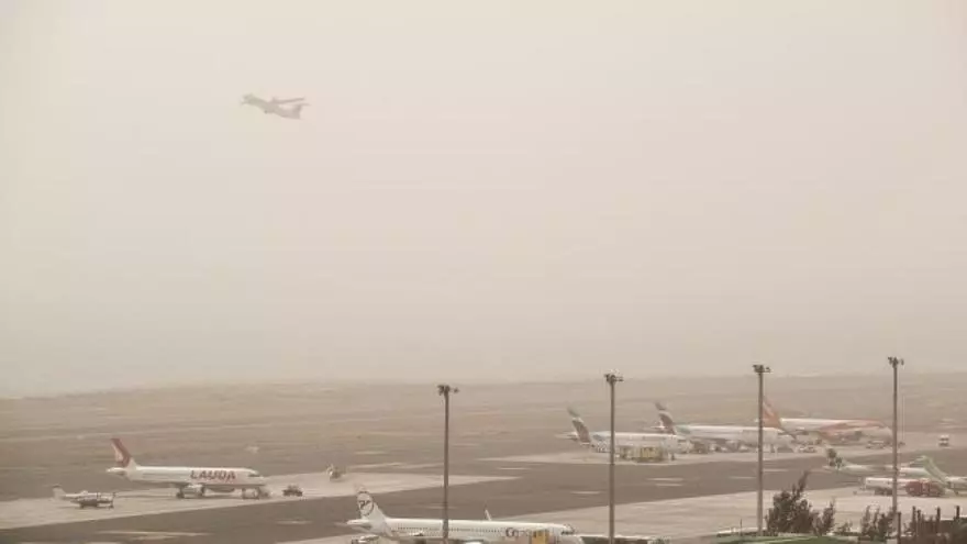 El temporal de viento y calima provoca el caos en Canarias