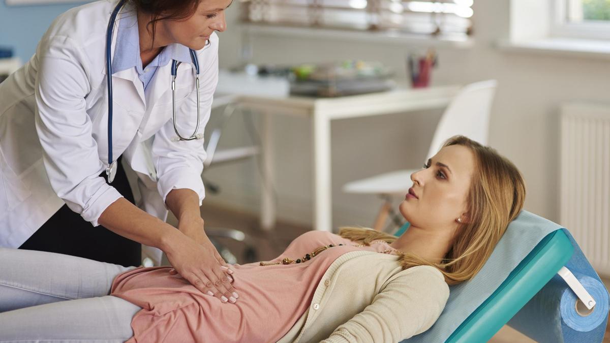 Una jove en una consulta ginecològica
