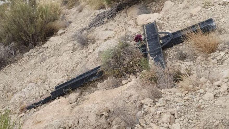 Vándalos arrancan y destrozan de madrugada la Cruz del Monte Ope de Archena