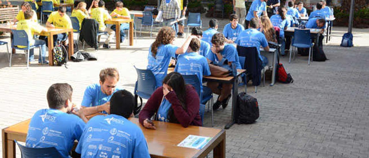 Estudiantes de la ULPGC participan, ayer, en la cuarta edición del concurso EBEC para los futuros ingenieros.