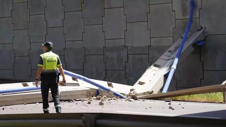 VÍDEO | Susto en Villagodio: cae parte de la estructura de un puente de la A-66 sobre la N-122