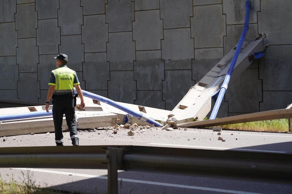 GALERÍA | Cae parte de la estructura de un puente sobre la N-122 en Villagodio GALERÍA | Cae parte de la estructura de un puente sobre la N-122 en Villagodio