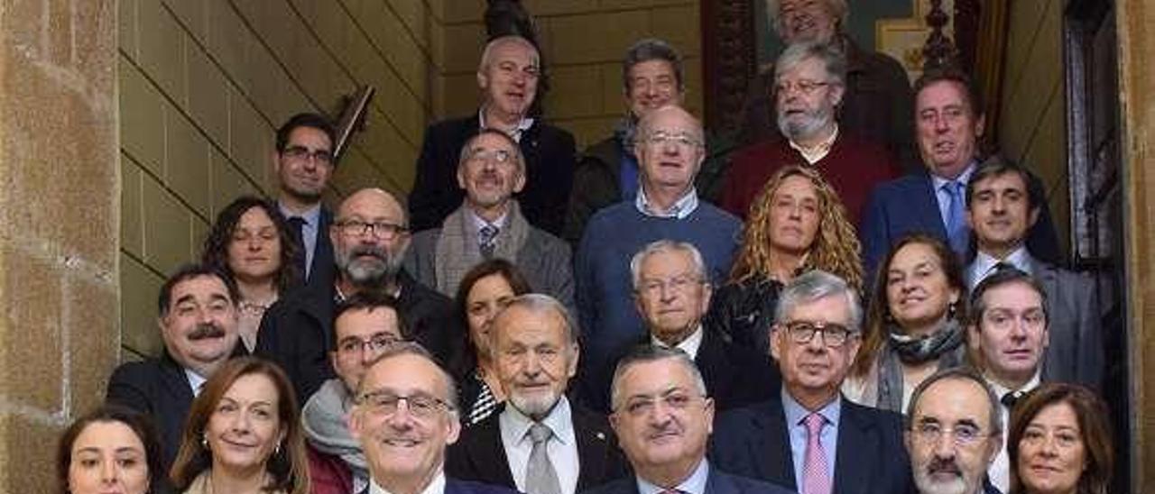 El rector Manuel Reigosa y Ernesto Pedrosa, en el centro, con los integrantes del Consello Social, ayer, en el Liceo de Ourense. // Duvi