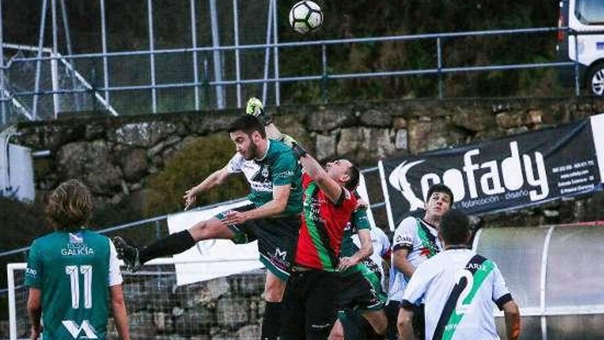 Un lance del partido entre A Valenzá y Allariz. // Agostiño Iglesias