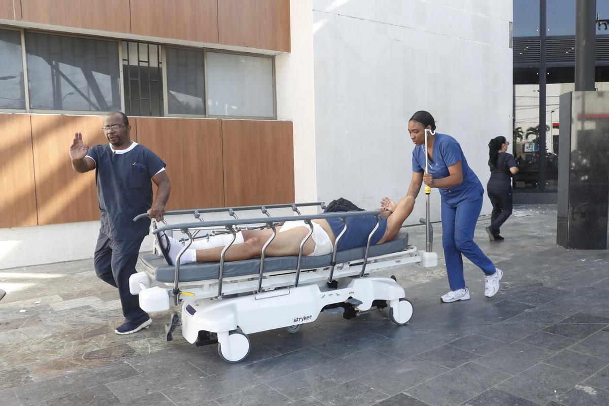 Una persona es evacuada de un hospital este lunes, en Cali (Colombia). Una persona es evacuada de un hospital este lunes, en Cali (Colombia).