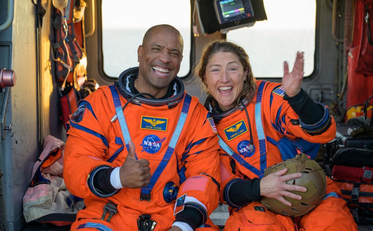 El piloto de la misión Artemis II, el astronauta Victor Glover (i), y la especialista de misión, la astronauta Christina Koch (d), saludando desde un helicóptero MH-60 Seahawk de la Armada estadounidense tras salir de la nave espacial Orion. El piloto de la misión Artemis II, el astronauta Victor Glover (i), y la especialista de misión, la astronauta Christina Koch (d), saludando desde un helicóptero MH-60 Seahawk de la Armada estadounidense tras salir de la nave espacial Orion.