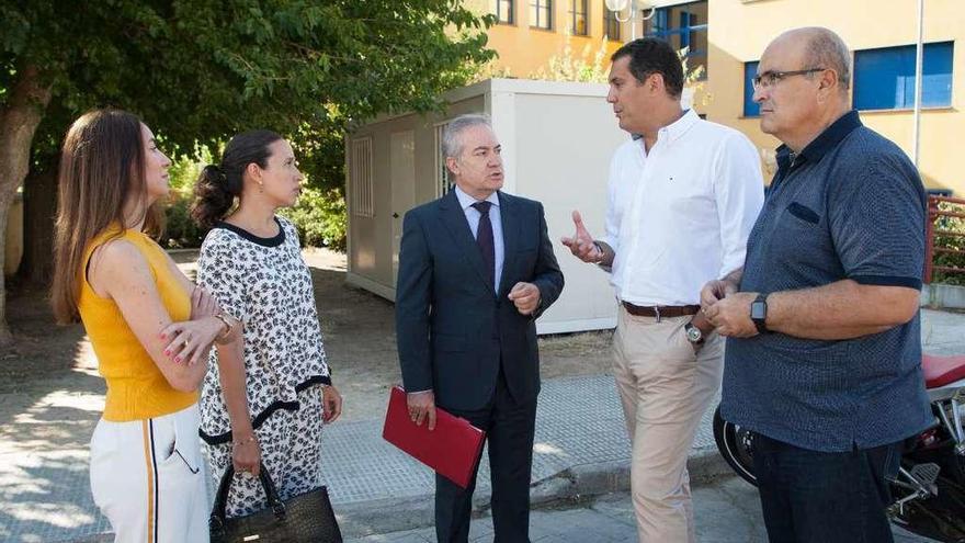 Castro, de blanco, conversa con responsables del centro y del área de Educación, ayer.