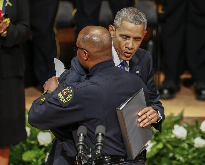 Obama ha participado, junto a su esposa y el expresidente George W. Bush, en el homenaje a los cinco policías asesinados.