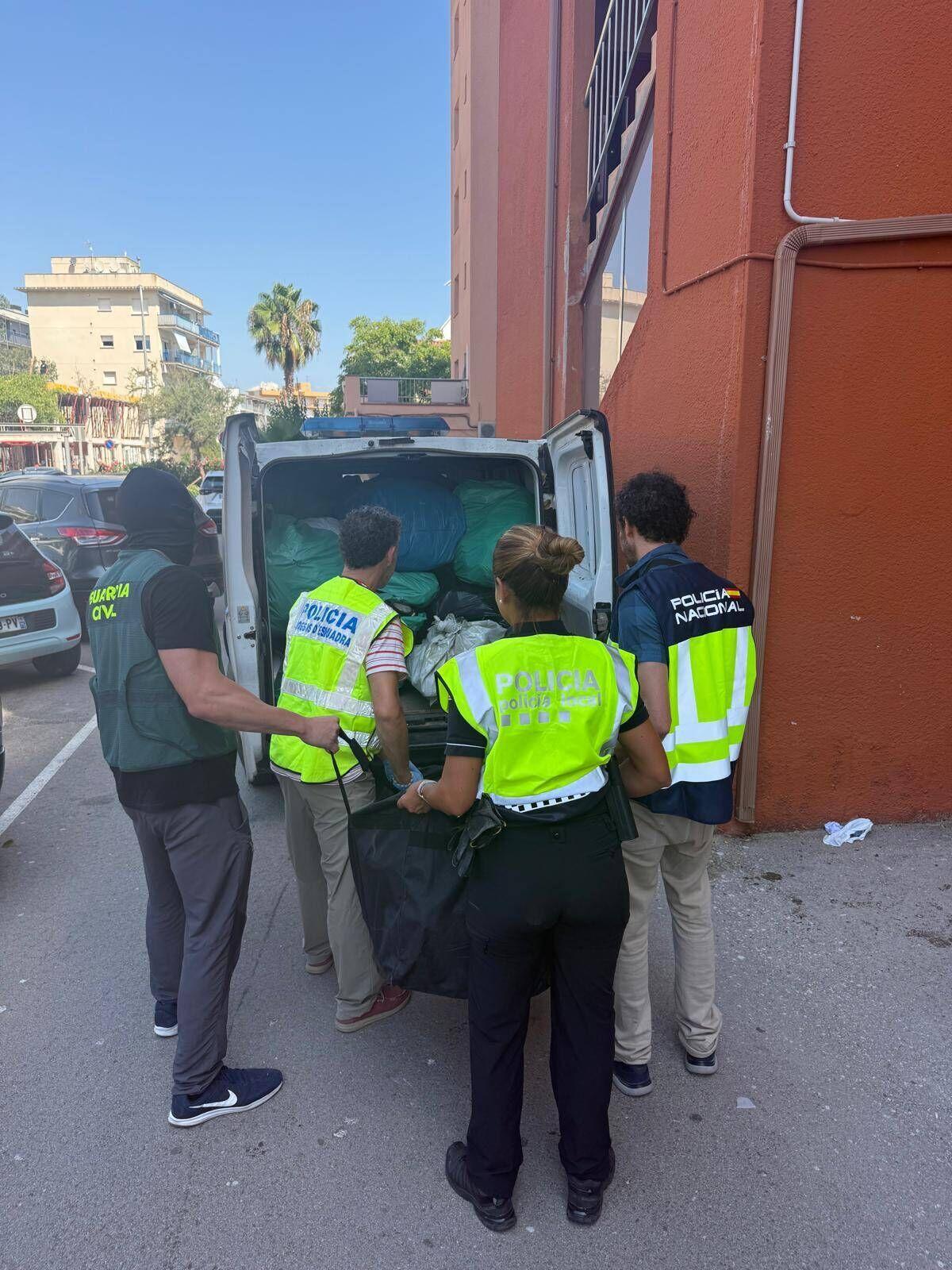 Roses Operació contra top manta Guàrdia Civil Mossos d’Esquadra Policia Nacional Policia Local de Roses Detenen a dos homes per un delicte contra la propietat industrial per emmagatzemar 1.590 productes destinats al Top Manta