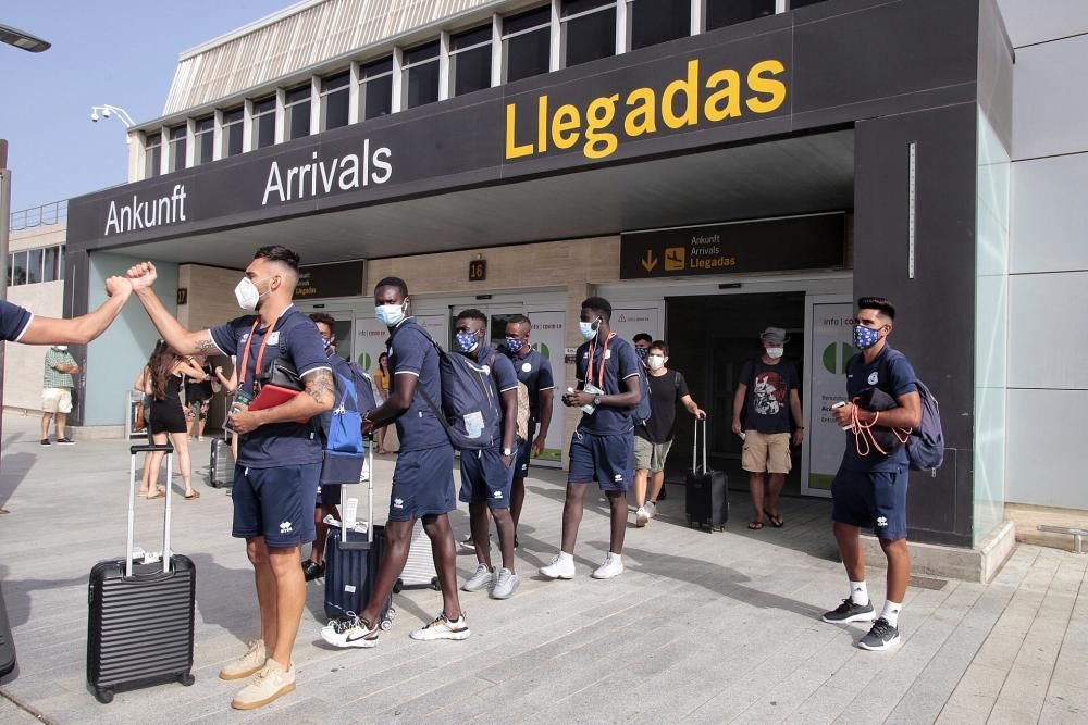 Llegada de los marinistas al aeropuerto Tenerife Sur.