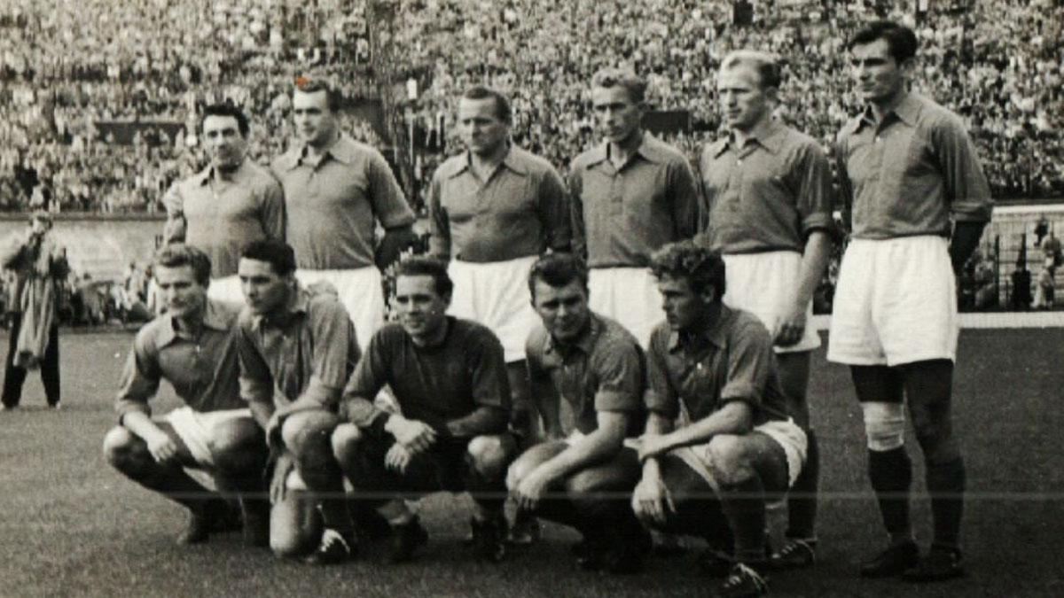 El equipo de la FIFA. Arriba, de izquierda a derecha, de pie, Lorenzi, Happel, Brinek, Vukas, Stotz y Zebec. Agachados (mismo orden): Boniperti, Ocwirk, Zeman, Kubala y Hanappi.