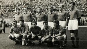 El equipo de la FIFA. Arriba, de izquierda a derecha, Lorenzi, Happel, Brinek, Vukas, Stotz y Zebec. Agachados (mismo orden): Boniperti, Ocwirk, Zeman, Kubala y Hanappi.