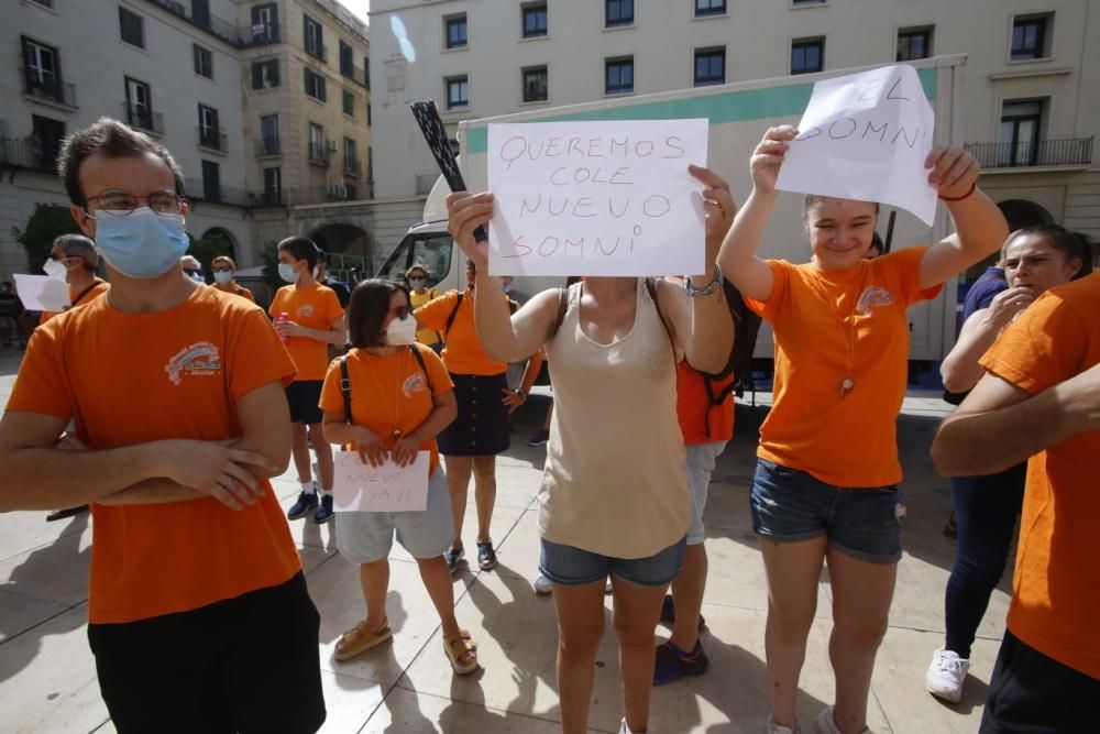 Se ha sumado a esta movilización la protesta el colegio El Somni por haberse quedado fuera del plan Edificant.