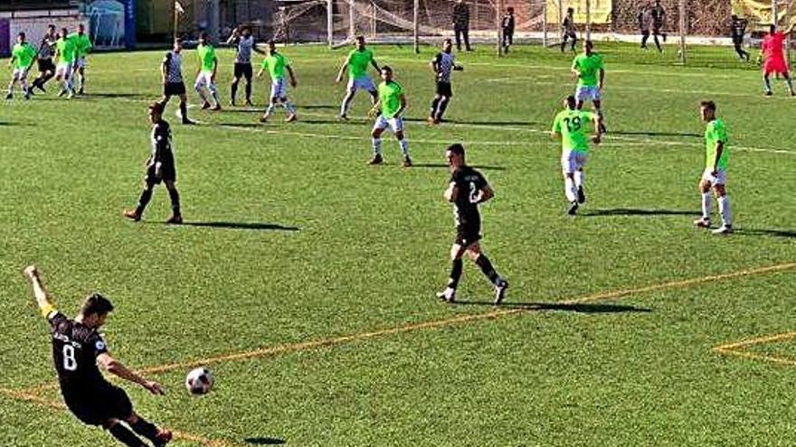 Una acció del partit del Llagostera davant de l&#039;Horta.