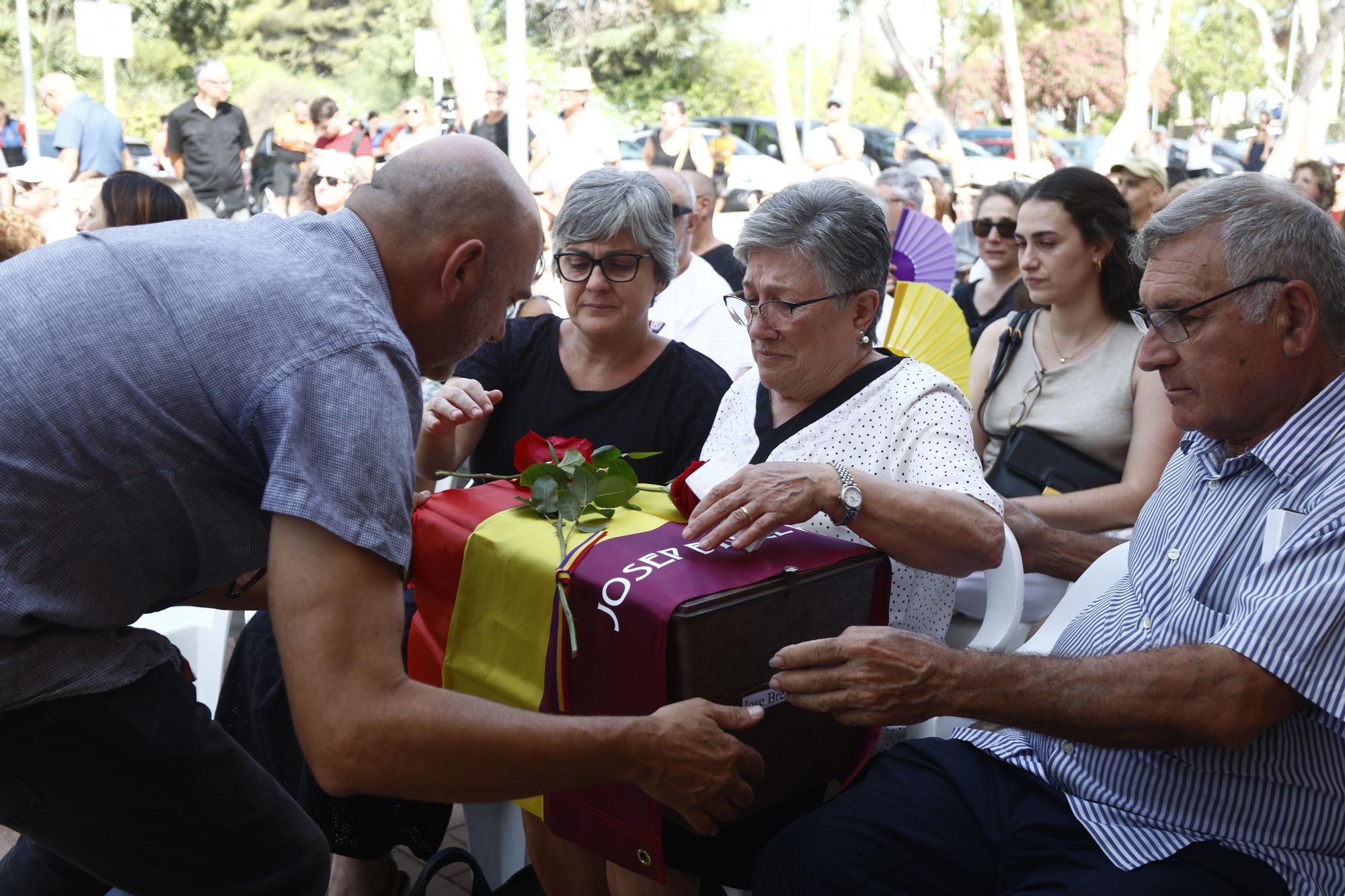 Entrega de restos a cuatro familias de los fusilados por el franquismo de la fosa 126 de Paterna