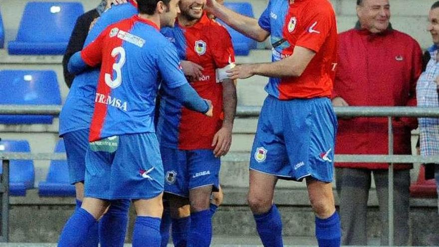 Joaquín Peña y Edu felicitan a Acebal tras marcar un gol.