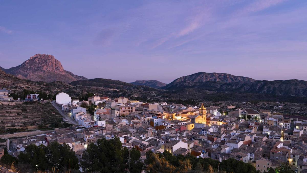 La fisonomía de Relleu cuenta con estrechas calles, encantadoras casas de piedra y cuestas que le otorgan un encanto muy especial.