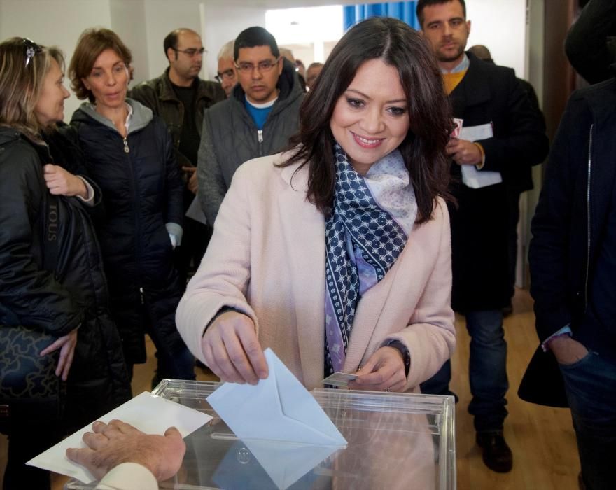 La dona de Carles Puigdemont vota a Sant Julià de Ramis