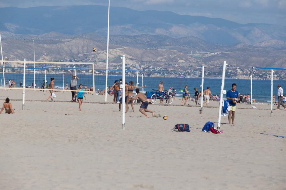 Las playas de Alicante se llenan el 1 de noviembre