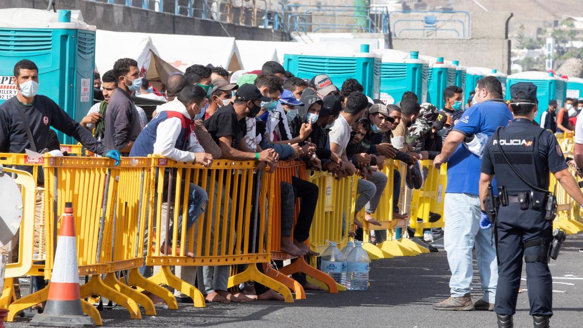 Inmigrantes en el muelle de Arguineguín (Gran Canaria)