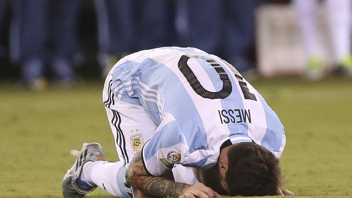 Leo Messi se lamenta tras fallar el penalti frente a Chile.