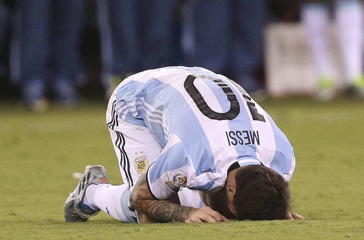  Leo Messi es lamenta després de fallar el penal contra Xile.