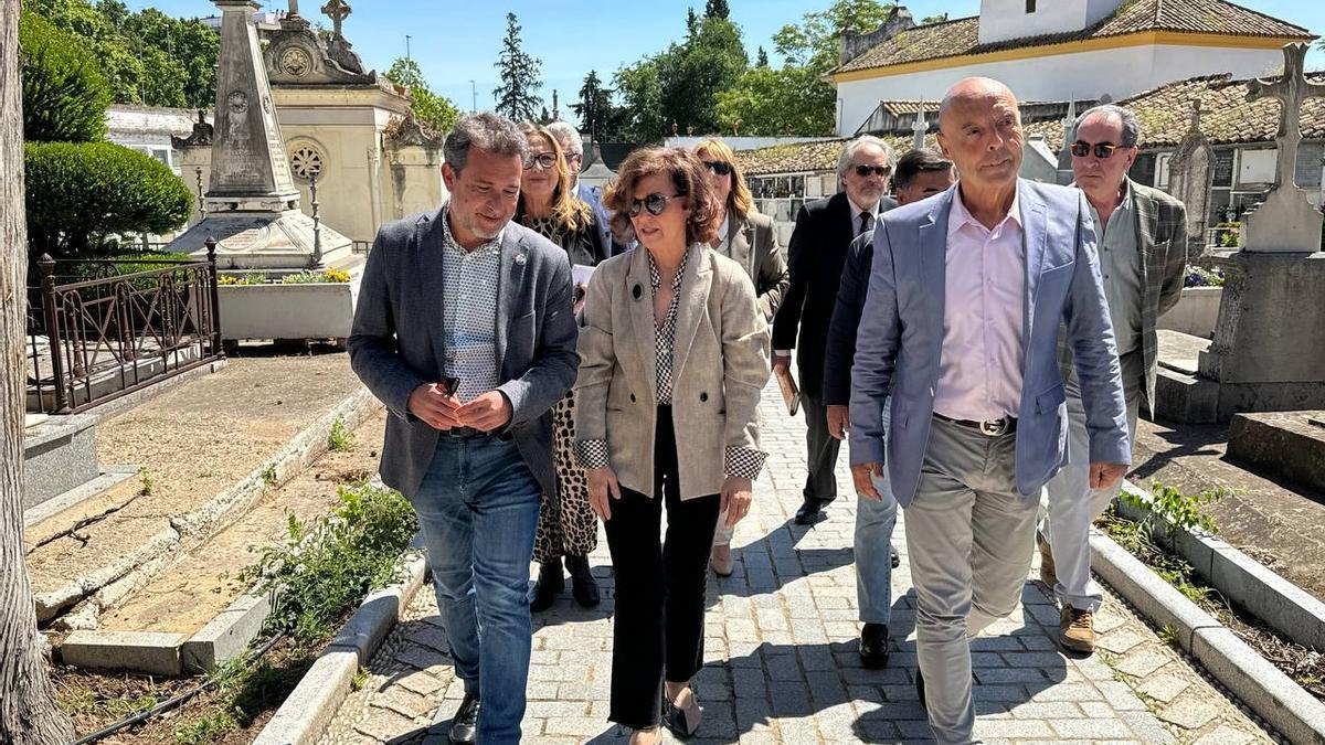 Carmen Calvo, con dirigentes del PSOE y cargos institucionales, en su visita a las exhumaciones de Córdoba.
