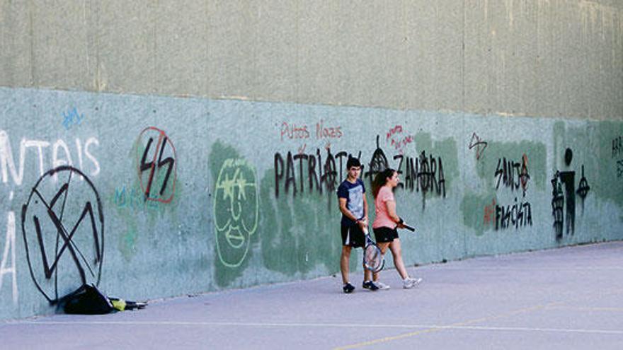 Esvásticas y pintadas nazis aparecen en el frontón de San José Obrero