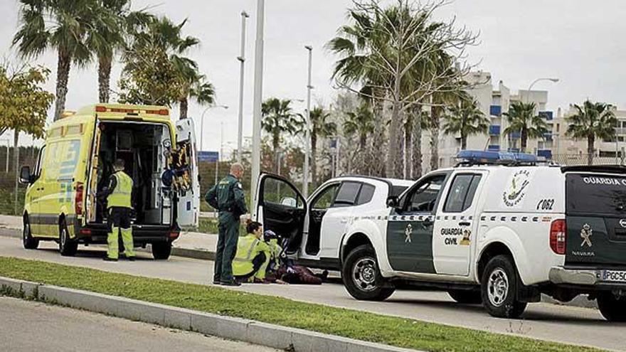 Personal de la ambulancia atiende al joven, que quedÃ³ tendido en el suelo junto a su vehÃ­culo.