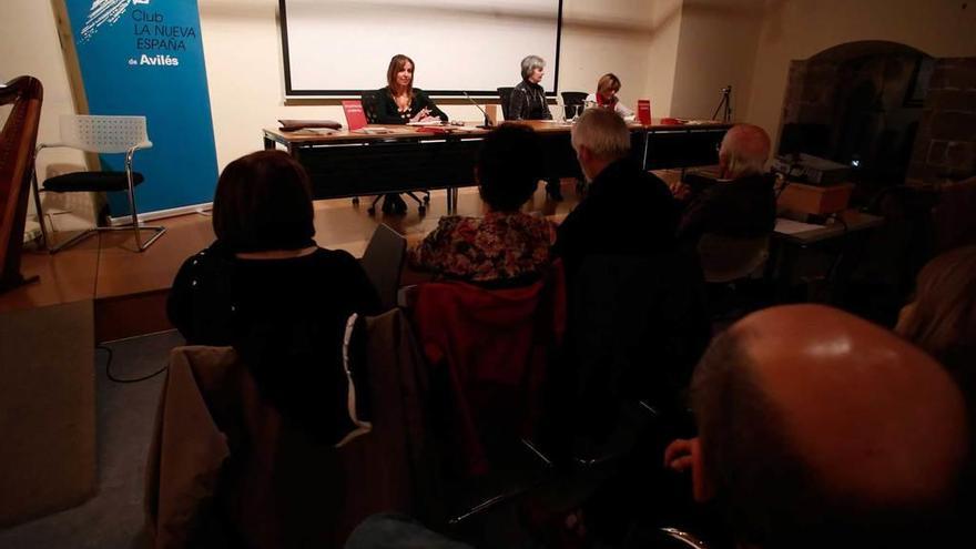 Público, ayer, en el Club LA NUEVA ESPAÑA de Avilés. En la mesa, por la izquierda, Asun Monsalve, Yurisán Menéndez y Dolores Castro.