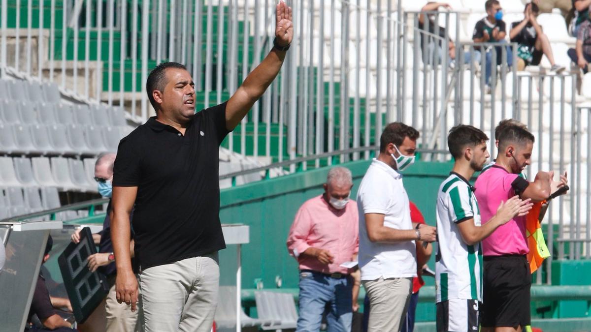 Germán Crespo, entrenador del Córdoba CF, da instrucciones durante el encuentro ante la UD San Fernando, este domingo en El Arcángel.