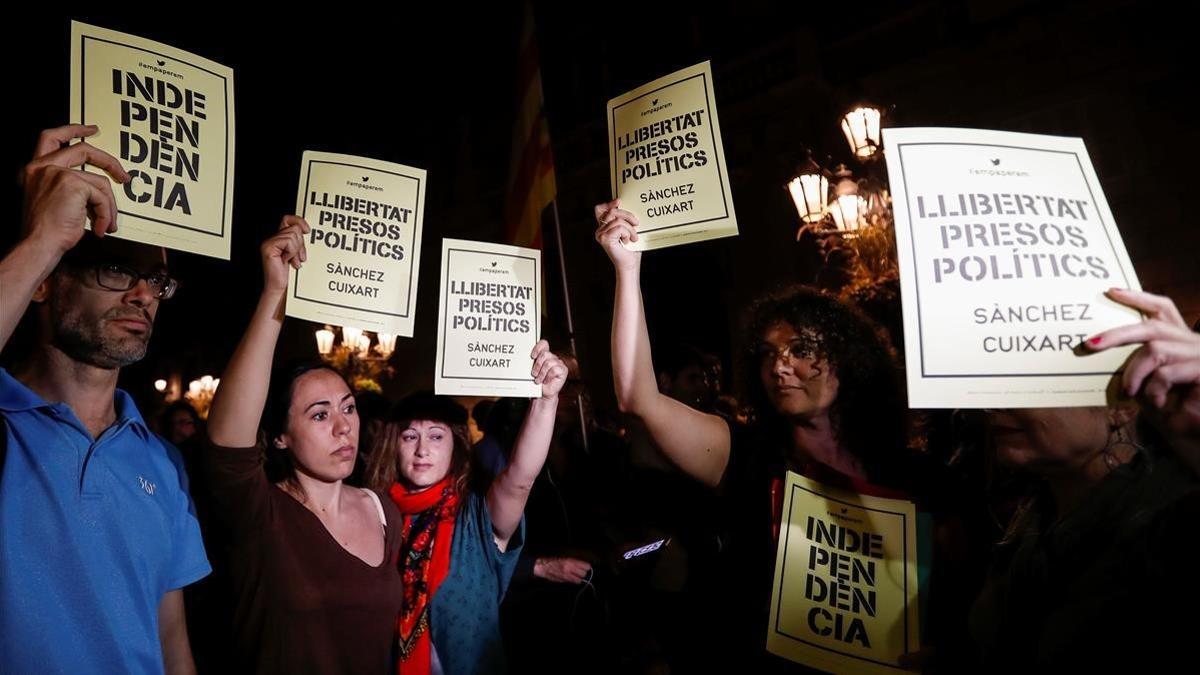 Concentración de protesta  por la decisión judicial de encarcelar a los dirigentes de la ANC y Òmnium Cultural, en la plaça de Sant Jaume.