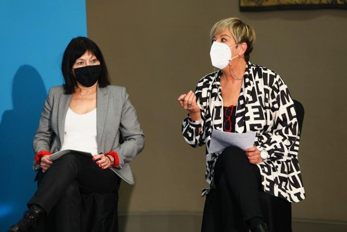 La doctora Íñiguez y Teresa Ferraz, directora de Fadema, durante la charla en la que compartieron su visión sobre los retos de la enfermedad.