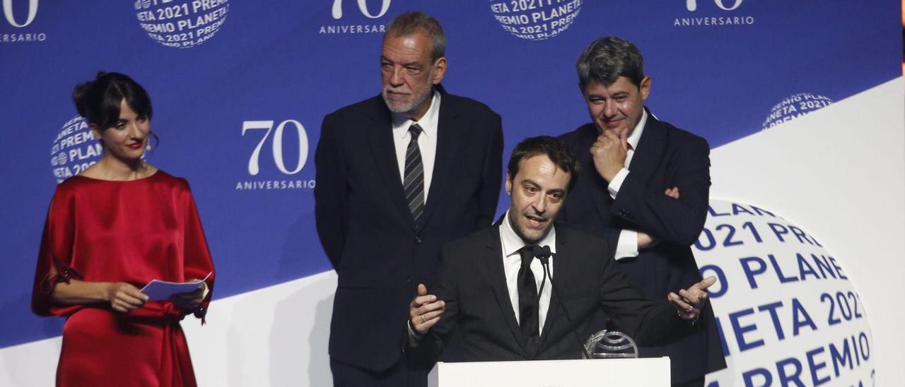 Jorge Díaz, Agustín Martínez y Antonio Mercero, durante la entrega del Planeta 2021.