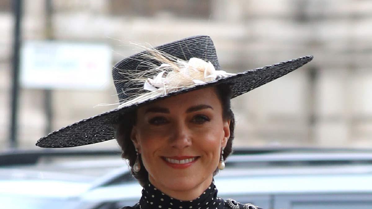 Kate Middleton, con vestido negro de lunares de Alessandra Rich